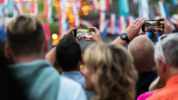Besucher der Kieler Woche filmen mit ihren Smartphones. © kieler-woche.de Foto: Jan Konitzki