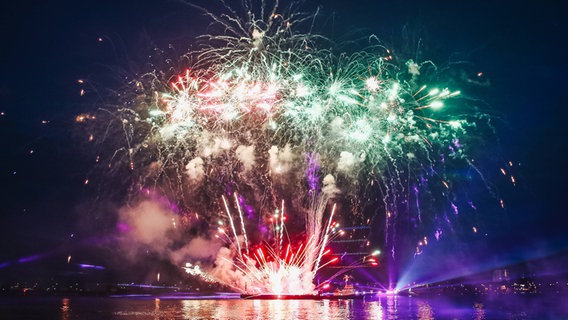 Ein großes, buntes Feuerwerk, das auf der Kieler Förde entfacht. © Imago Images Foto: Niklas Heiden