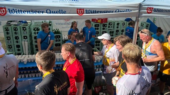 Ein Stand mit Wasserflaschen bei einer Laufveranstaltung © NDR Foto: Ole ter Wey