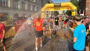 Nach einem Marathon kommen die Läufer ins Ziel. © NDR Foto: Ole ter Wey