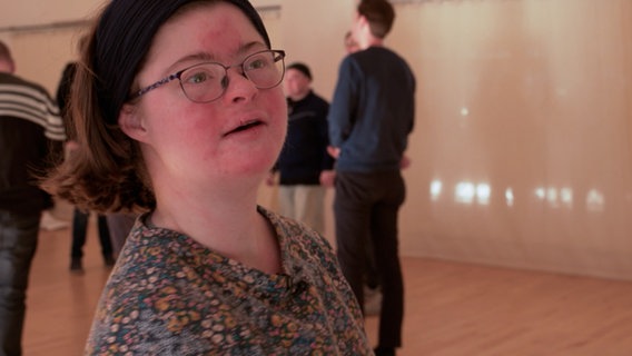 Die 22-jährige Halstenbekerin Hannah Kiesbye bei einer Theaterprobe. Sie hat ds Downsyndrom. © NDR 