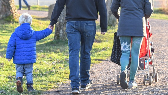 Familienausflug- Eltern mit Kindern gehen in einem Tiergehege spazieren © picture alliance / Winfried Rothermel Foto: Winfried Rothermel