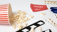 Kinotickets mit Popcorn und einer Filmklappe. © Imago Images / Pond5 Images Foto: Imago Images / Pond5 Images