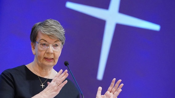 Kristina Kühnbaum-Schmidt, die Landesbischöfin der Evangelisch-Lutherischen Kirche in Norddeutschland, hält eine Rede © picture alliance/dpa Foto: Marcus Brandt