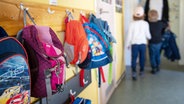 Kinderrucksäcke hängen an der Garderobe einer Kita. © picture alliance/dpa/dpa-Zentralbild Foto: Monika Skolimowska