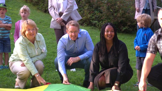 Ministerpräsident Daniel Günther und Sozialministerin Aminata Touré haben in einer Kindertagesstätte in Nortorf die Kita-Reform für Schleswig-Holstein vorgestellt. © NDR 