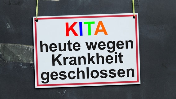 Ein Schild vor Betonhintergrund, auf dem "KITA wegen Krankheit heute geschlossen" steht. © picture alliance / SULUPRESS.DE Foto: Torsten Sukrow