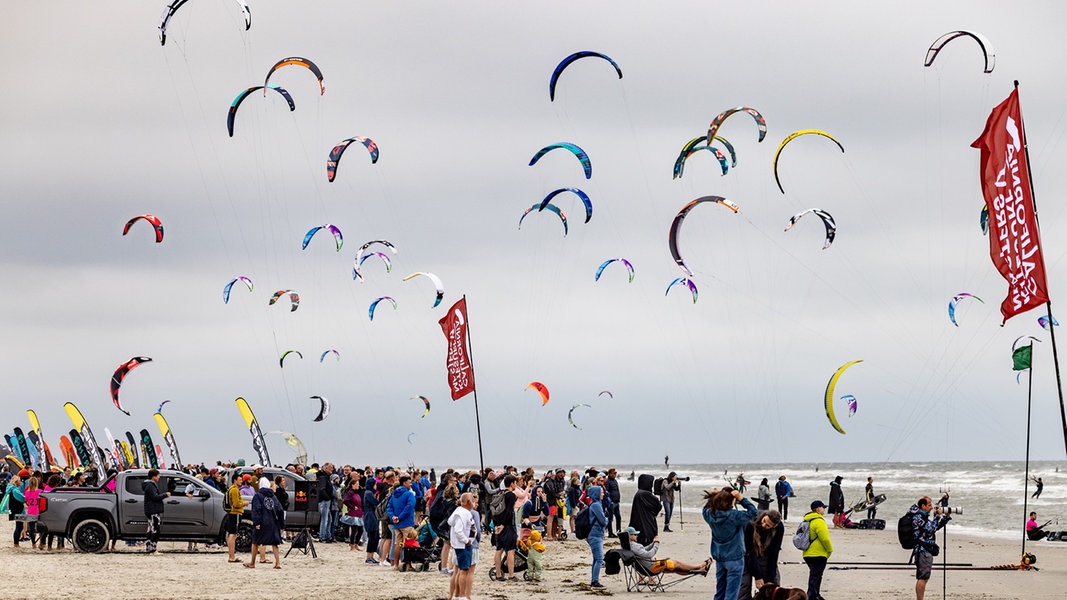 St. Peter-Ording: Umweltschützer erneuern Kritik am Kitesurf Masters