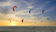 Kitesurfer am Strand von St. Peter-Ording. © picture alliance / imageBROKER Foto: Ingeborg Knol