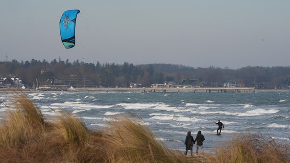 Ein Kitesurfer rast über die stürmische Ostsee. © picture alliance/dpa Foto: Marcus Brandt