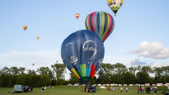 Eine Heißluftballoone starten zu einer Fahrt © IMAGO Foto: Eibner