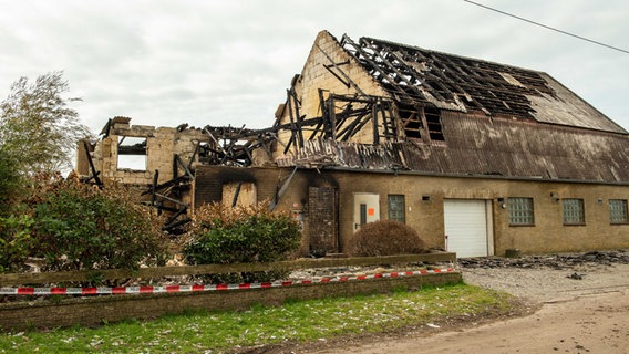 Ein ausgebranntes Haus in Klein Bennebek. © Nordpresse Mediendienst Foto: Sebastian Iwersen/Nordpresse Mediendienst