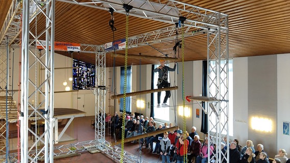 Ein Kletterparcours Auferstehungskirche Büdelsdorf © NDR Foto: Ole Wrobel