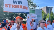 Mehrere Personen aus einer Klinik streiken. © NDR Foto: Pia Klaus