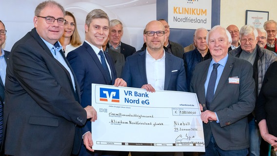 Das Klinikum Nordfriesland erhält einen Scheck über 1.080.000€. © Reinhard Witt Foto: Reinhard Witt