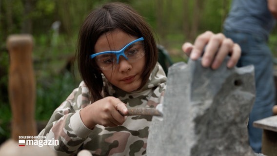 Das Mädchen Helena Speichert bearbeitet beim Bildhauerkurs in Norderstedt einen Stein. © NDR 