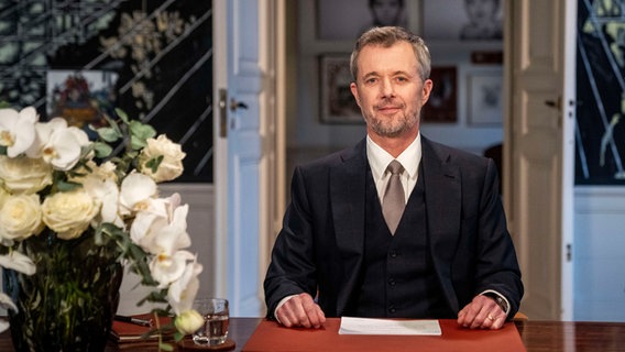 Dänemarks König Frederik X. sitzt an einem Tisch und hält erstmals eine Neujahrsansprache auf Schloss Amalienborg. © picture alliance/dpa/Ritzau Scanpix Foto/AP Foto: Ida Marie Odgaard