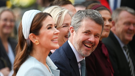 König Frederik X. von Dänemark lacht während einer Feier zum 25. Jubiläum der nordischen Botschaft am Tiergarten neben Königin Mary von Dänemark. © dpa Foto: Sebastian Christoph Gollnow