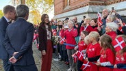 Bei ihrer Ankunft in Kiel werden König Frederik X. von Dänemark und Königin Mary von Dänemark vor dem Gästehaus der Schleswig-Holsteinischen Landesregierung freudig von Menschen Empfangen. © NDR Foto: Tobias Gellert