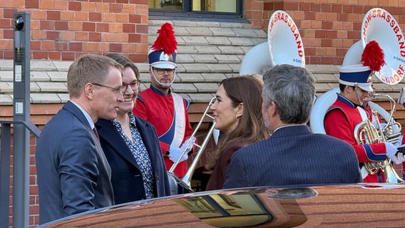 Das dänische Königspaar steht bei Daniel Günther und dessen Frau Anke Günther. © NDR Foto: Tobias Gellert