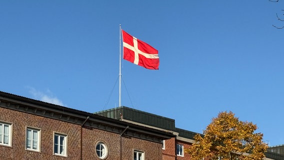 Auf dem Landtagsgebäude befindet sich eine dänische Flagge. © NDR Foto: Tobias Gellert