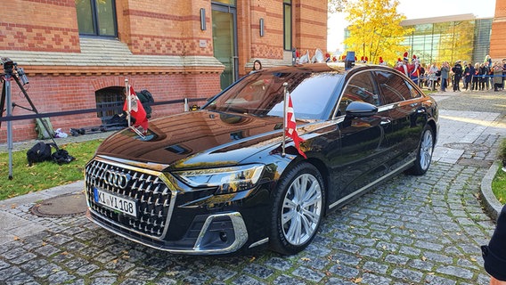 Das Auto, das das dänische Königspaar chauffiert, kommt am Gästehaus an. © NDR Foto: Carsten Salzwedel