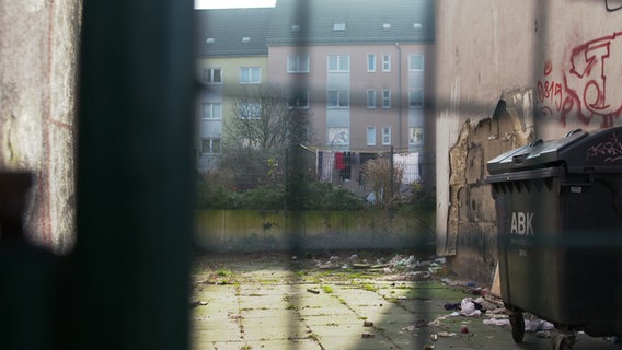 Eine Gasse mit Abfall. © NDR Foto: Berit Ladewig