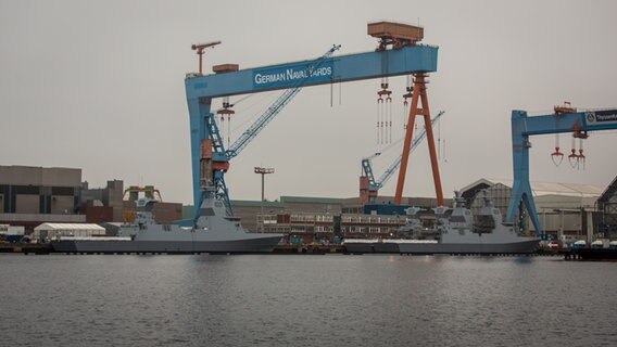 Ein Schiff der israelischen Marine liegt vor einer Werft in Kiel. © NDR Foto: Christian Wolf