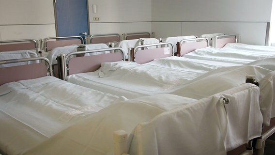 Leere Krankenhausbetten in Reih und Glied. © picture alliance 