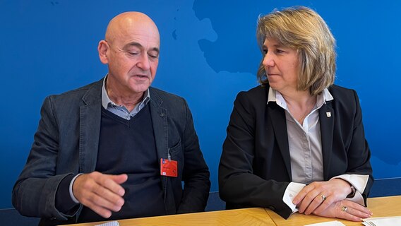 Patrick Reimund (links) von der Krankenhausgesellschaft SH und die Gesundheitsministerin Kerstin von der Decken (rechts) © NDR Foto: Constantin Gill