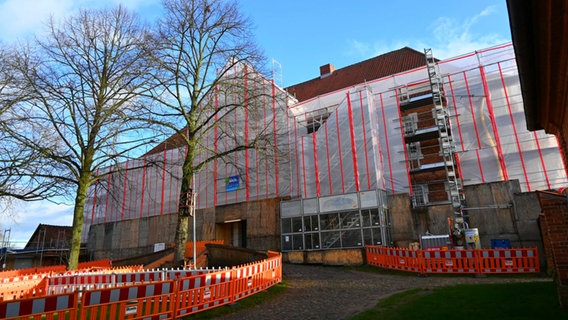 Ein Gebäude vor dem ein Gerüst steht und bei dem gebaut wird. © Kreis Herzogtum Lauenburg 