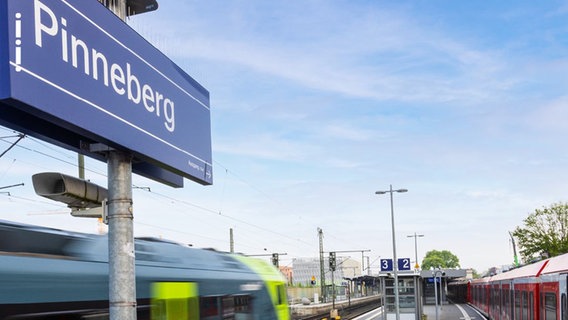 Ein Bahnhofsschild mit der Aufschrift "Pinneberg" © Kreis Pinneberg Wirtschaft 