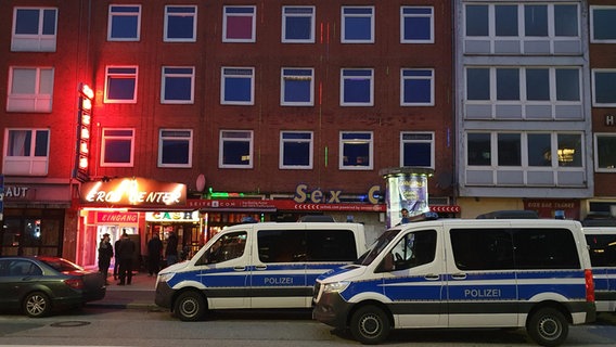 Fahrzeuge der Polizei stehen vor dem Eingang des Eros Center in Kiel. © NDR Foto: Carsten Salzwedel