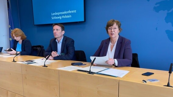 Sabine Sütterlin-Waack bei einer Pressekonferenz © NDR Foto: Bastian Pöhls