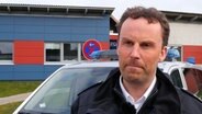 Der Pressesprecher der Polizeidirektion Neumünster, Kai Kröger, in einem Interview. © NDR 