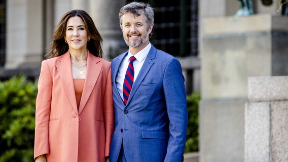 Kronprinz Frederik und Kronprinzessin Mary von Dänemark blicken dezent lächelnd in die Kamer bei einem Besuch in den Niederlanden. © picture alliance / ANP Foto: Sem van der Wa