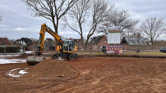 Ein Bagger auf der Baustelle der neuen Sporthalle in Kropp. © Gemeinde Kropp 