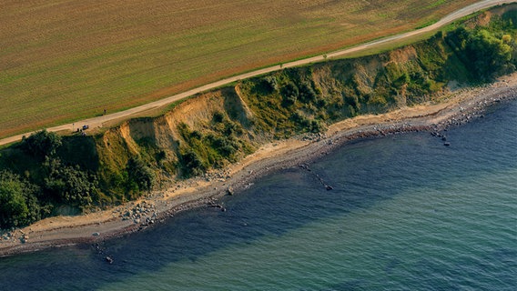 Drohnenaufnahme der Ostseeküste in Schleswig-Holstein. © picture alliance / blickwinkel /C. Kaiser Foto: C. Kaiser