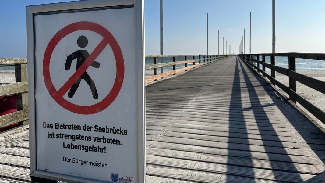 Ein Schild untersagt das Betreten einer Seebrücke.