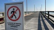 Ein Schild untersagt das Betreten einer Seebrücke. © NDR Foto: Hauke Bülow