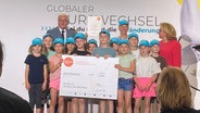 Kinder stehen auf einer Bühne, ihnen wurde von Frank-Walter Steinmeier in Scheck in Höhe von 2.000 Euro übergeben © Blanka Hinrichs Foto: Blanka Hinrichs