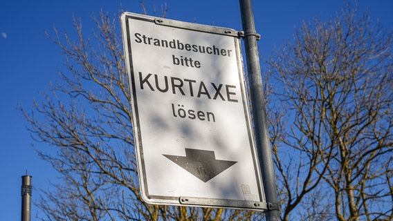 Ein Schild, dass auf das Lösen der Kurtaxe hinweist. © Imago Images Foto: Stefan Zeitz