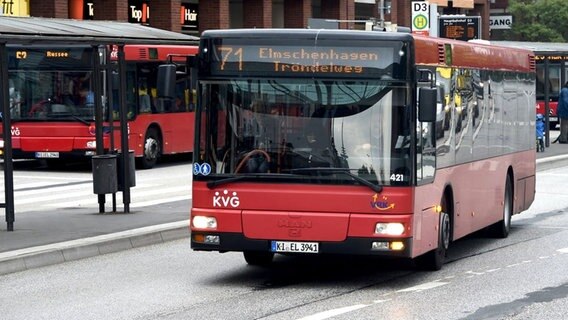 Ein Bus fährt an einer Haltestelle am Hauptbahnhof in Kiel ab. © dpa-Bildfunk Foto: Carsten Rehder