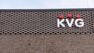 Die Fassade eines Geäbudes des Kieler Verkehrsunternehmens KVG. © IMAGO / penofoto 