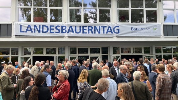 Menschen versammeln sich am Landesbauerntag vor der Della-Festhalle. © NDR Foto: Moritz Mayer