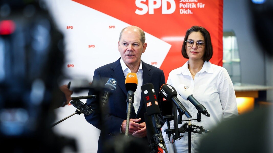 Bundeskanzler Olaf Scholz (SPD, l) gibt nach seiner Rede auf dem Landesparteitag der SPD Schleswig-Holstein in der Messe Husum ein Statement an der Seite von Serpil Midyatli (SPD), Landesvorsitzende der SPD Schleswig-Holstein.