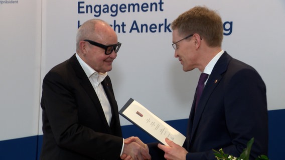 Nils Landgren und Ministerpräsident Daniel Günther. © NDR 