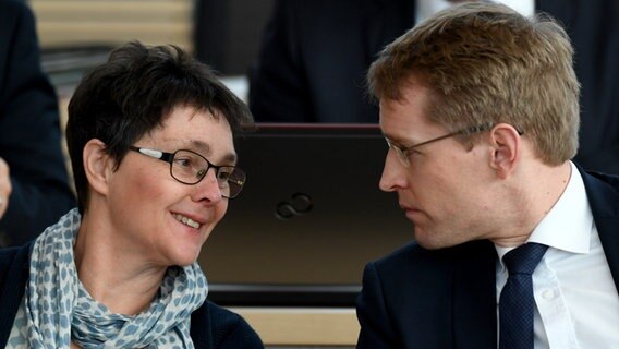 Monika Heinold und Daniel Günther unterhalten sich auf der Landtagssitzung. © dpa-Bildfunk Foto: Carsten Rehder/dpa