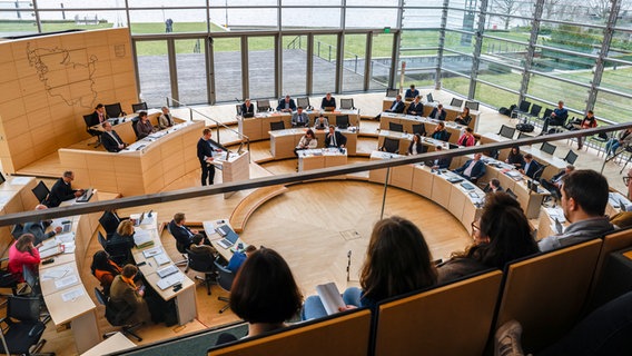Zuschauer verfolgen eine Debatte über den Haushalt 2023 im Schleswig-Holsteinischen Landtag. © dpa-Bildfunk Foto: Frank Molter