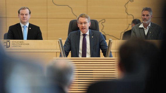 Daniel Günther (CDU), Ministerpräsident von Schleswig-Holstein, spricht während der Sitzung des Landtags im Landeshaus. © Marcus Brandt/dpa 